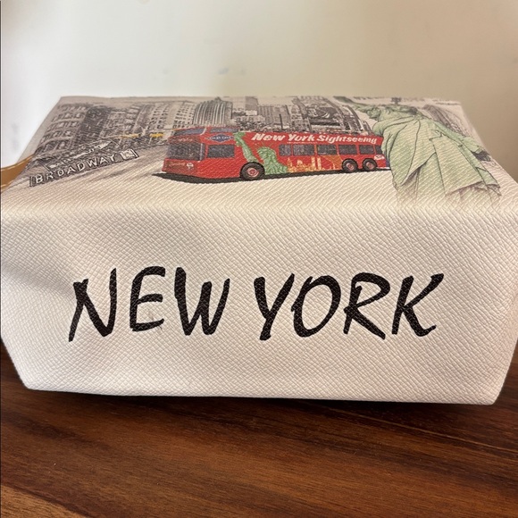 New York City travel cosmetic bag with all the major sights to see - Picture 3 of 3